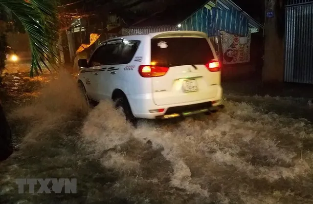 Nhiều tuyến đường ở TP.HCM ngập nặng sau mưa lớn - Ảnh 1.