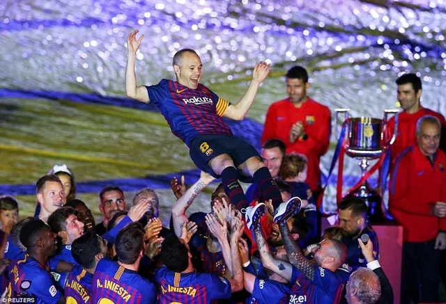 Những hình ảnh xúc động trong lễ chia tay Iniesta - Ảnh 7.