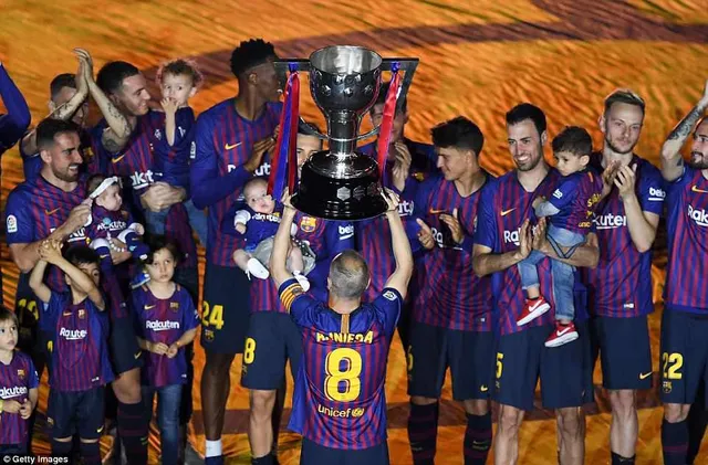 Những hình ảnh xúc động trong lễ chia tay Iniesta - Ảnh 8.