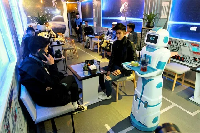 Trực tiếp Thế hệ số 10h00 (25/5): Ngỡ ngàng trước quán cà phê robot phục vụ đầu tiên tại Hà Nội - Ảnh 1.