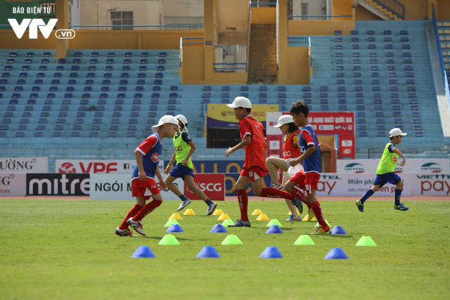 Cầu thủ nhí hào hứng “đội nắng” chơi bóng cùng sao U23 Việt Nam - Ảnh 9.