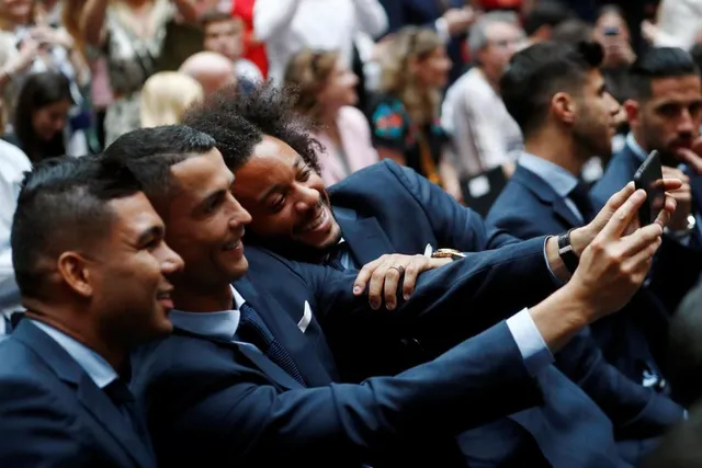 Ronaldo trình làng kiểu tóc mới trong ngày đăng quang của Real Madrid - Ảnh 2.