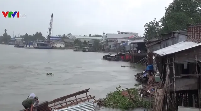 An Giang: Sà lan đâm sập 5 nhà dân rồi bỏ chạy - Ảnh 1.