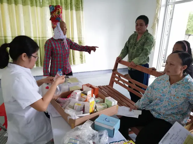Khám và cấp phát thuốc miễn phí cho 400 người dân tại Quảng Ninh - Ảnh 2. Khám và cấp phát thuốc miễn phí cho 400 người dân tại Quảng Ninh - Ảnh 2.