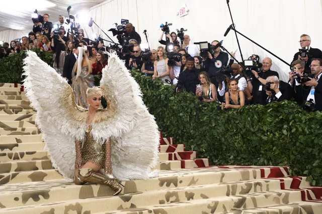 Met Gala 2018: Rihanna biến thành Giáo hoàng, Katy Perry hóa thiên thần - Ảnh 7.