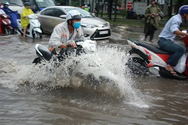 TP.HCM: Đường ngập nặng dù siêu máy bơm được đưa vào hoạt động - Ảnh 2.