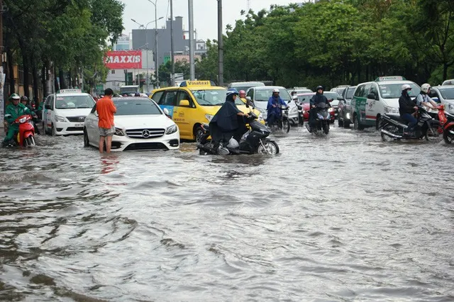 TP.HCM: Đường ngập nặng dù siêu máy bơm được đưa vào hoạt động - Ảnh 1.