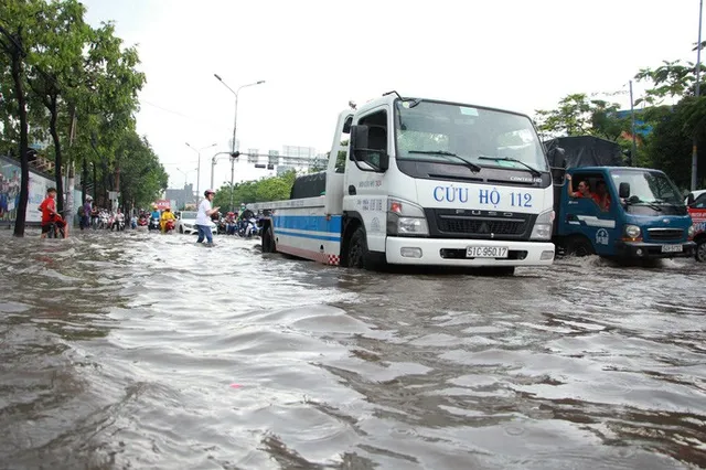 TP.HCM: Đường ngập nặng dù siêu máy bơm được đưa vào hoạt động - Ảnh 6.