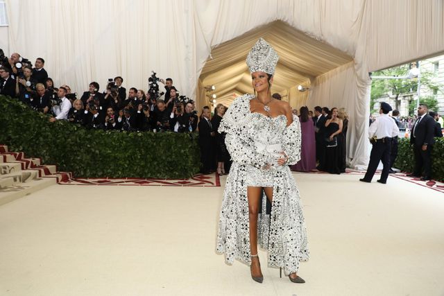 Met Gala 2018: Rihanna biến thành Giáo hoàng, Katy Perry hóa thiên thần - Ảnh 1.