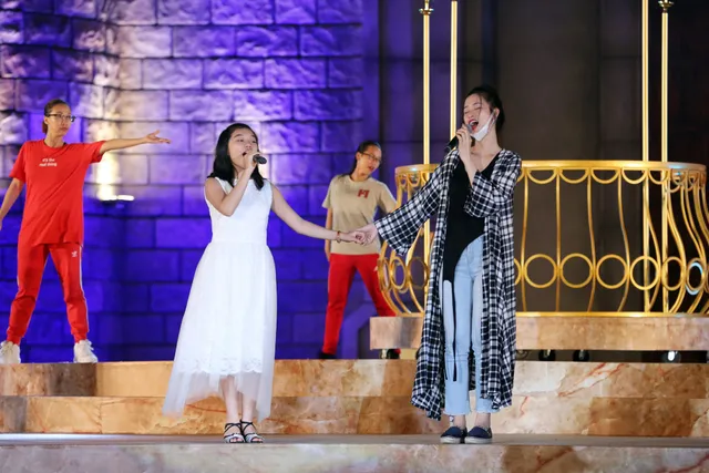 Ca sỹ Đông Nhi và thần đồng Opera nhí Phương Khanh nỗ lực tập luyện cho Gala Trái đất xanh - Ảnh 1.