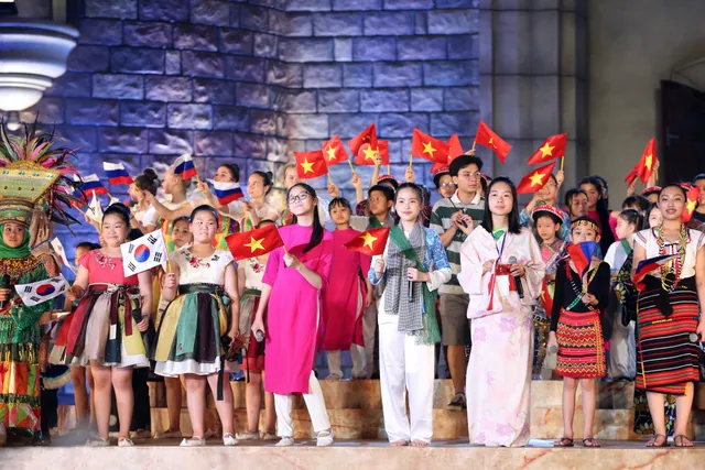 Ca sỹ Đông Nhi và thần đồng Opera nhí Phương Khanh nỗ lực tập luyện cho Gala Trái đất xanh - Ảnh 2.