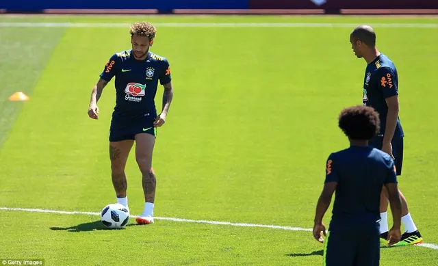 Đồng đội Brazil ném trứng và bột vào Coutinho trên sân tập World Cup 2018 - Ảnh 10.