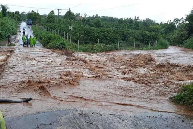 Mưa lớn, lốc xoáy gây nhiều thiệt hại tại Gia Lai và Quảng Bình - Ảnh 1.