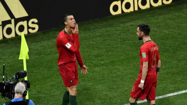 FIFA World Cup™ 2018: Báo Anh lý giải hành động vuốt râu ăn mừng của C.Ronaldo - Ảnh 1.