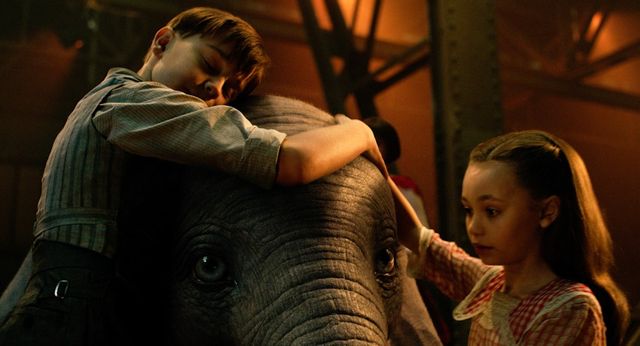 Chú voi biết bay Dumbo bất ngờ tung trailer phiên bản live-action mang đầy màu sắc ảo thuật kỳ diệu - Ảnh 1.