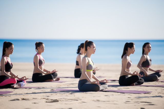 Dàn thí sinh Hoa hậu Việt Nam 2018 khỏe khoắn tập yoga trước biển - Ảnh 4.