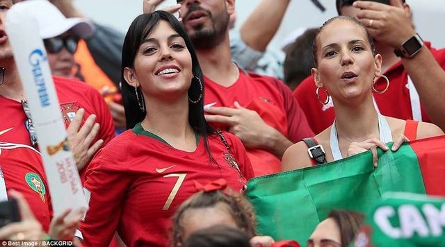 Bạn gái nóng bỏng của Ronaldo lần đầu xuất hiện trên khán đài FIFA World Cup™ 2018 - Ảnh 1.