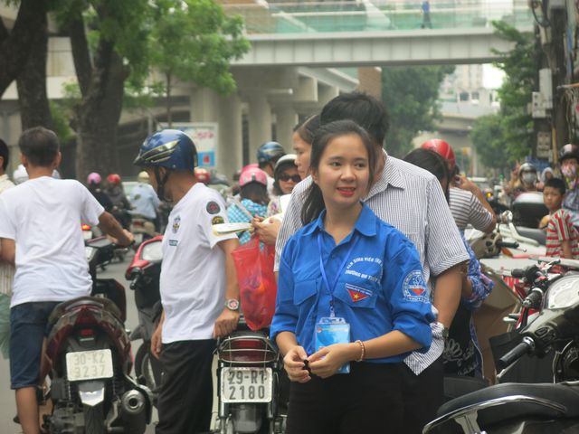 Thi THPT Quốc gia 2018: Đề thi tiếng Anh vừa sức, thí sinh thở phào - Ảnh 7.