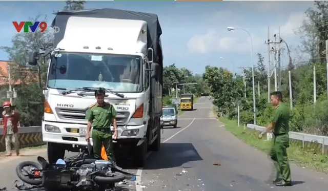 Xe máy lao vào xe tải, 2 mẹ con thương vong - Ảnh 2.