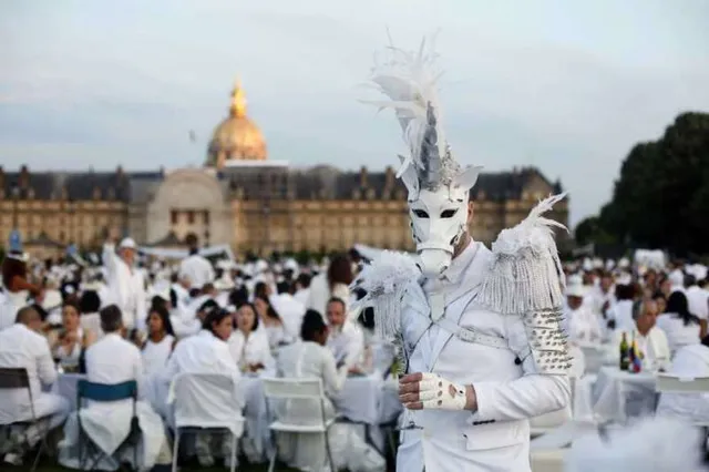 Hàng chục nghìn người tham gia dạ tiệc trắng ở Paris - Ảnh 3.