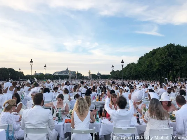 Hàng chục nghìn người tham gia dạ tiệc trắng ở Paris - Ảnh 10.