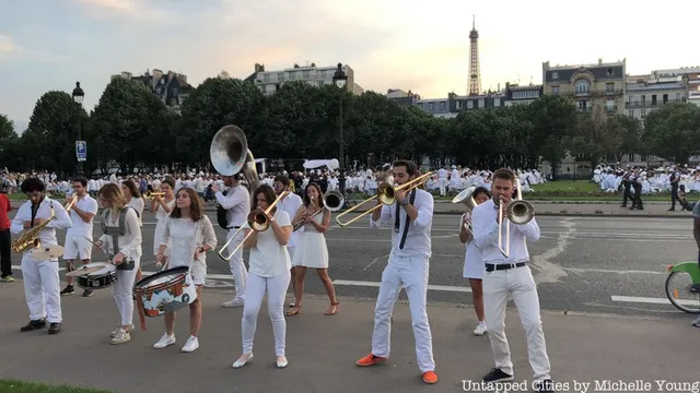 Hàng chục nghìn người tham gia dạ tiệc trắng ở Paris - Ảnh 13.