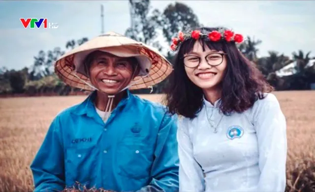 Những bức ảnh cảm động về tình cha con mùa bế giảng - Ảnh 2. Những bức ảnh cảm động về tình cha con mùa bế giảng - Ảnh 2.