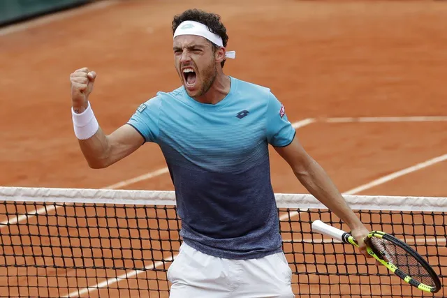 Thua sốc Cecchinato, Djokovic dừng bước tại tứ kết Pháp mở rộng 2018 - Ảnh 1. Thua sốc Cecchinato, Djokovic dừng bước tại tứ kết Pháp mở rộng 2018 - Ảnh 1.