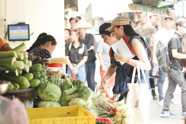 Khi đàn ông mang bầu: Trấn Thành - Hari xin từng món khi đi chợ - Ảnh 1.