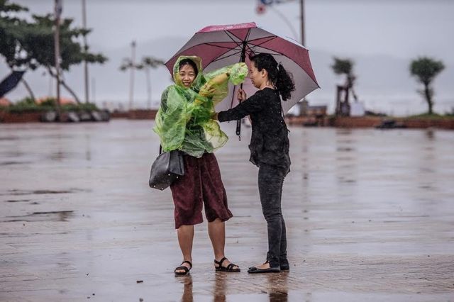 Mưa bão, sân khấu ngoài trời Hoa hậu Việt Nam nguy cơ bị hoãn? - Ảnh 3.