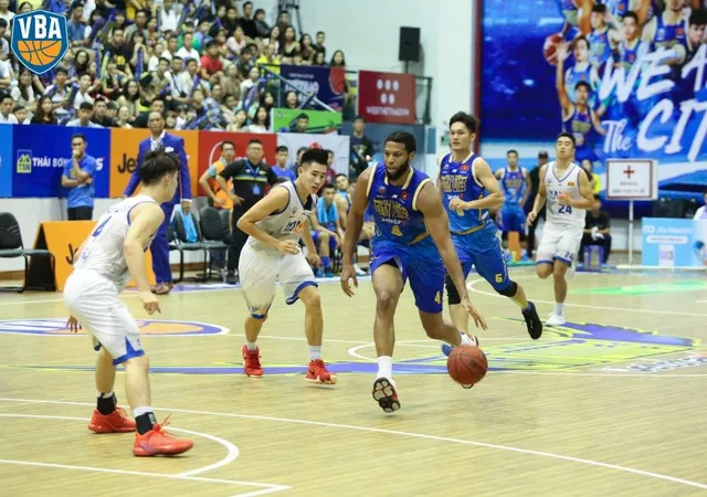 VBA 2018: Hanoi Buffaloes vất vả giành chiến thắng, trở lại cuộc đua ngôi đầu - Ảnh 1.