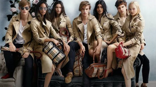 Burberry tự đốt hết quần áo và mỹ phẩm tồn kho của mình  - Ảnh 1.