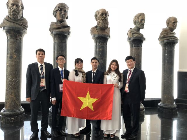 Tuyên dương học sinh THPT đoạt giải Olympic và Cuộc thi Khoa học kỹ thuật quốc tế 2018 - Ảnh 1.