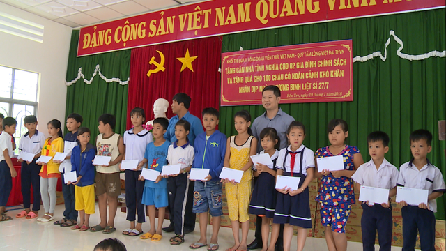 Sẻ chia yêu thương đến với các em học sinh nghèo vượt khó tại tỉnh Bến Tre - Ảnh 1.