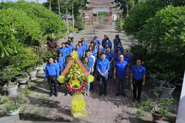 Thanh niên Đoàn Khối các cơ quan Trung ương tại miền Trung thăm gia đình chính sách - Ảnh 1.