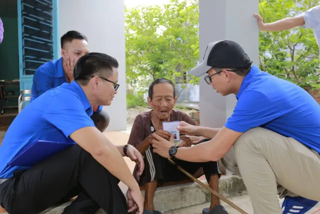 Thanh niên Đoàn Khối các cơ quan Trung ương tại miền Trung thăm gia đình chính sách - Ảnh 3.