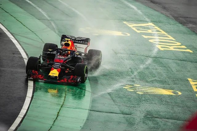 Đua xe F1: Hamilton bất ngờ giành pole dưới trời mưa tại Hungary, Ferrari và Red Bull gây thất vọng - Ảnh 1.