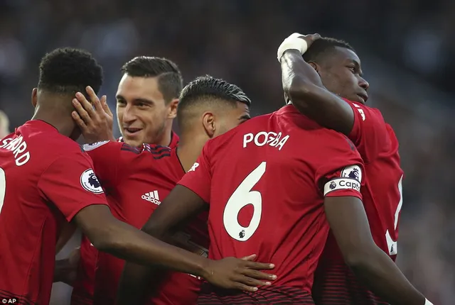 Sanchez và Pogba tranh nhau đá phạt đền trong chiến thắng của Man Utd - Ảnh 4.