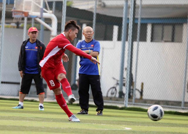 ẢNH: ĐT Olympic Việt Nam tập luyện trên sân cỏ nhân tạo chuẩn bị đối đầu Olympic Pakistan - Ảnh 9.