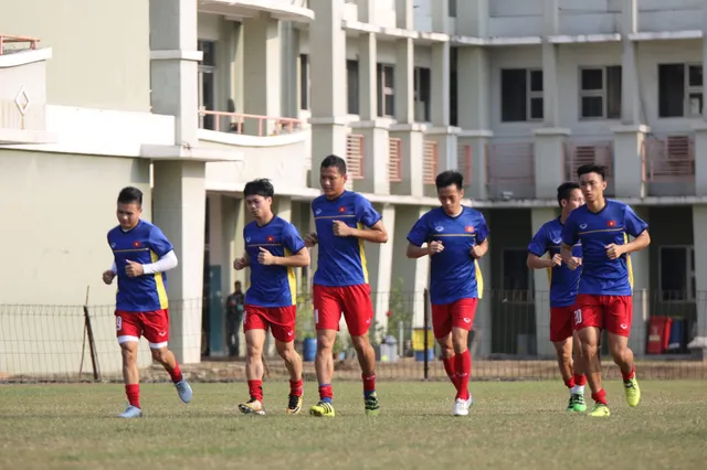 Phóng viên Thể Thao VTV tác nghiệp tại ASIAD 2018: ĐT Olympic Việt Nam tập nhẹ trước trận gặp Olympic Nepal - Ảnh 1.