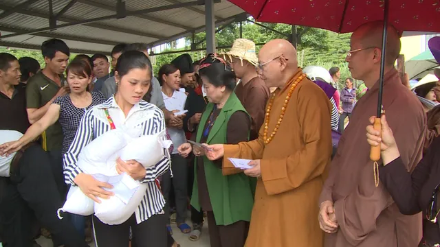 Trung ương Giáo hội Phật giáo Việt Nam ủng hộ, giúp đỡ đồng bào vùng lũ tỉnh Yên Bái - Ảnh 7.