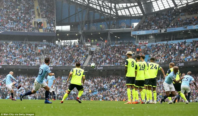 VIDEO Man City 6-1 Huddersfield: Hattrick đầu tiên mùa giải của Aguero - Ảnh 3.