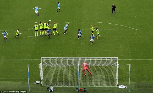 VIDEO Đứng hình với siêu phẩm sút phạt của Silva vào lưới Huddersfield - Ảnh 3.