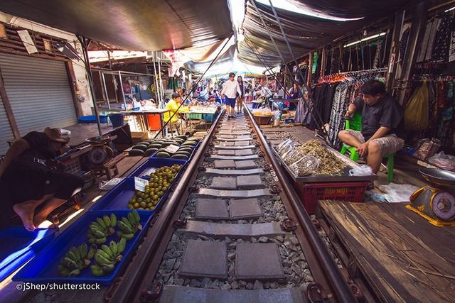 Cận cảnh khu chợ ngay cạnh đường sắt nguy hiểm nhất thế giới - Ảnh 1.