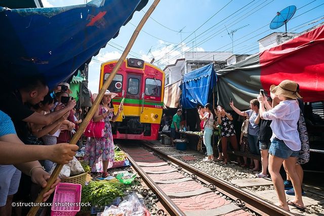 Cận cảnh khu chợ ngay cạnh đường sắt nguy hiểm nhất thế giới - Ảnh 2.