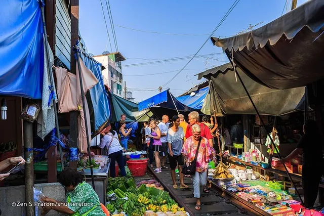 Cận cảnh khu chợ ngay cạnh đường sắt nguy hiểm nhất thế giới - Ảnh 9.