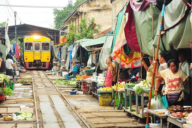 Cận cảnh khu chợ ngay cạnh đường sắt nguy hiểm nhất thế giới - Ảnh 7.