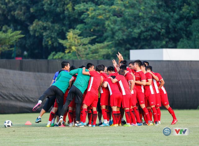 ẢNH: Olympic Việt Nam tập luyện, sẵn sàng đấu Olympic Bahrain - Ảnh 1.