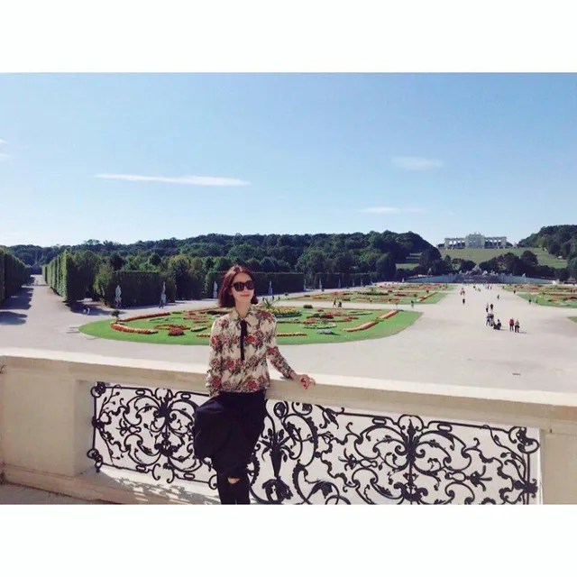 YoonA (SNSD) lộ chân cong kém xinh khi khoe ảnh vi vu trời Tây - Ảnh 1. YoonA (SNSD) lộ chân cong kém xinh khi khoe ảnh vi vu trời Tây - Ảnh 1.