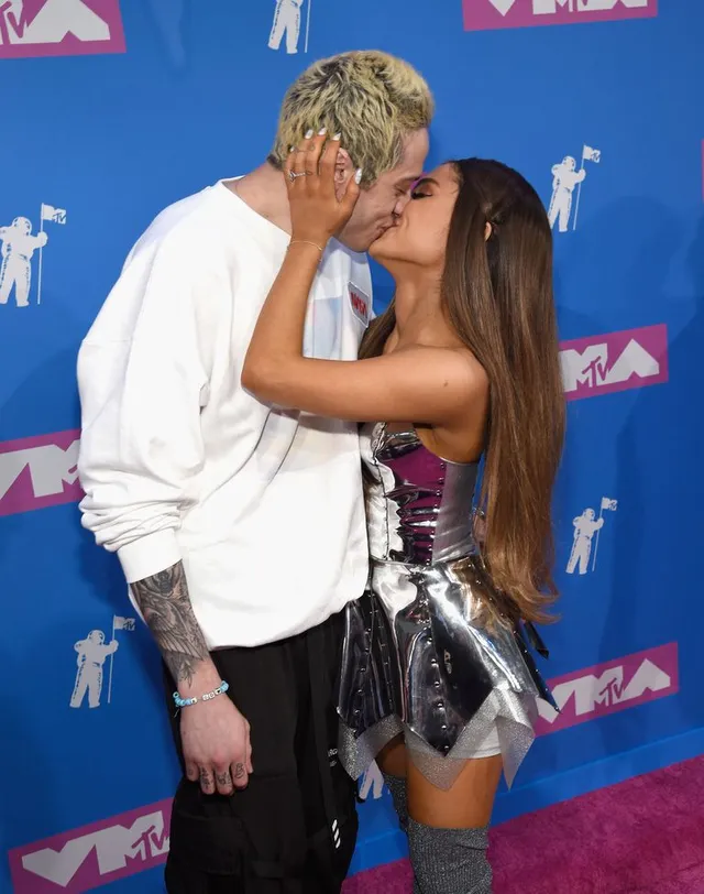 Ariana Grande và Pete Davidson tay trong tay đến MTV VMAs 2018 - Ảnh 1.